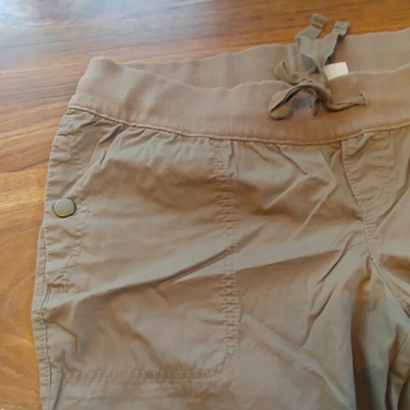 Old navy maternity pants - Picture 3 of 5